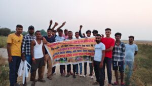 सड़क की मांग को ले आंदोलन करते ग्रामीण।