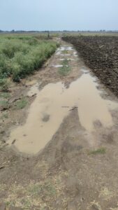 गांव तक जाने वाली दो किमी लंबी कच्ची सड़क।
