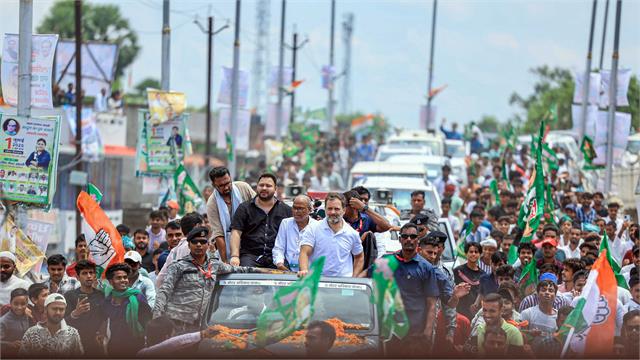 राहुल गांधी और तेजस्वी यादव वोटर अधिकार यात्रा रैली में