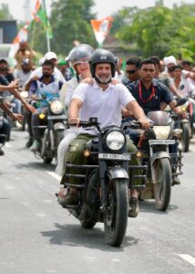 वोटर अधिकार यात्रा में राहुल गांधी व उनकी बहन प्रियंका गांधी